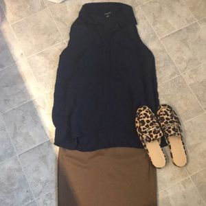 😎🥰3 for 20! Navy sleeveless blouse